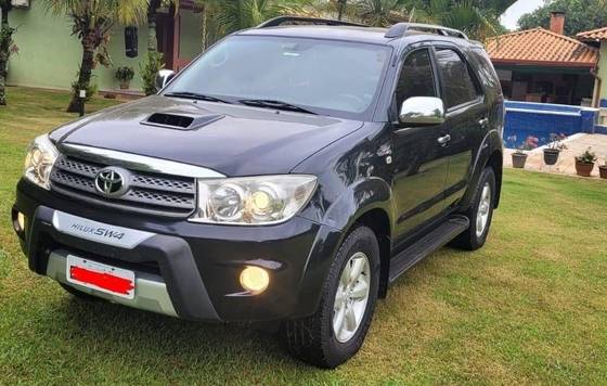 TOYOTA HILUX SW4 3.0 SRV 4X4 7 LUGARES 16V TURBO INTERCOOLER DIESEL 4P AUTOMÁTICO TOYOTA HILUX SW4 3.0 SRV 4X4 7 LUGARES 16V TURBO INTERCOOLER DIESEL 4P AUTOMÁTICO